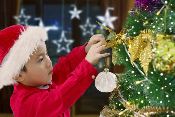 Lindo Niño Asiático Colgando Una Bola Navidad Árbol Navidad Casa —  Fotos de Stock