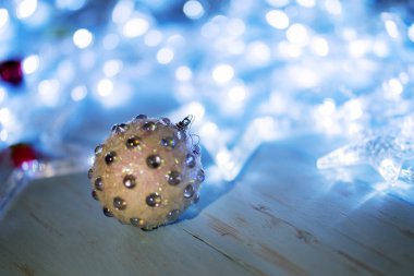 Ahşap masa üzerinde Noel süsleme ile parlak Noel ışıkları kapat
