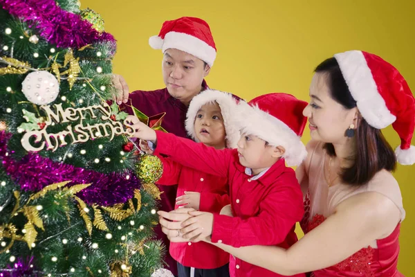 Famille Asiatique Décorer Arbre Noël Ensemble Tout Portant Chapeau Noël — Photo