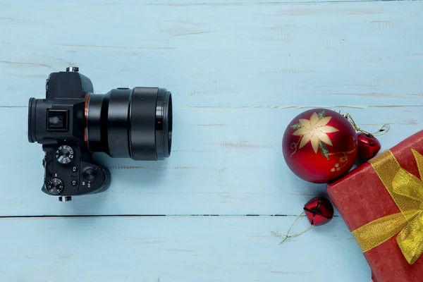Vista Dall Alto Della Fotocamera Digitale Con Palla Natale Confezione — Foto Stock