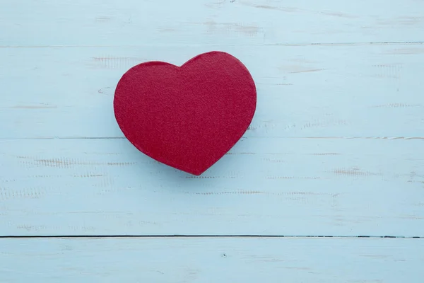 Εικόνα Του Κόκκινου Δώρου Σχήμα Καρδιά Σύμβολο Πάνω Στο Ξύλινο — Φωτογραφία Αρχείου