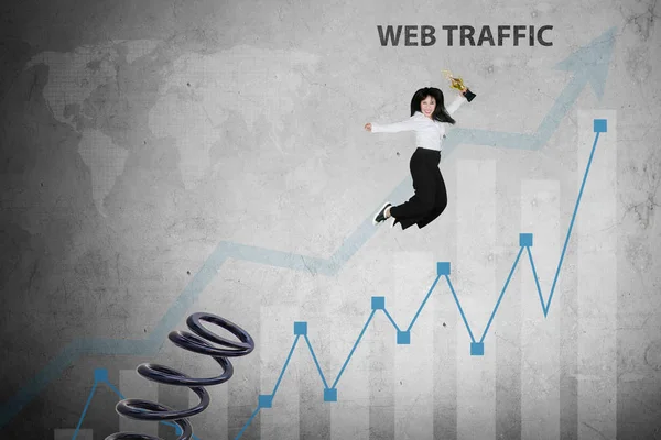 Imagem Uma Jovem Empresária Segurando Troféu Enquanto Saltava Sobre Gráfico — Fotografia de Stock