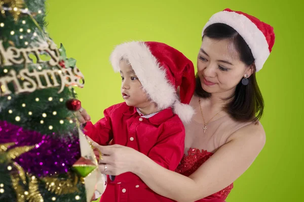 Mulher Bonita Seu Filho Decorando Uma Árvore Natal Juntos — Fotografia de Stock