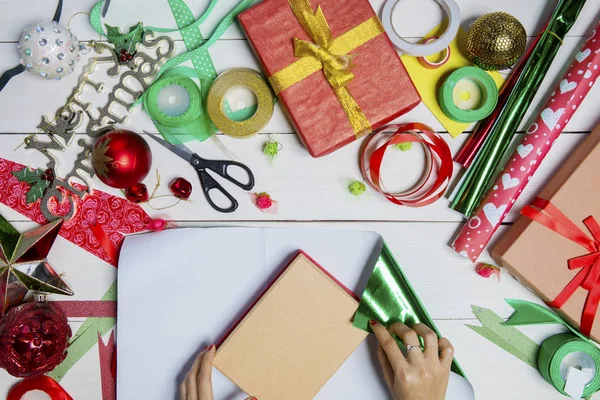 Manos Mujer Envolviendo Regalos Navidad Mesa Madera —  Fotos de Stock