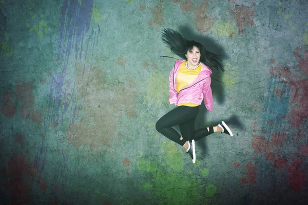 Молодий Хіп Хоп Танцюрист Стрибає Танцює Барвистим Бетонним Фоном Стін — стокове фото