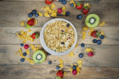 Kase tahıl taze meyve ve tahta masada Mısır gevreği ile