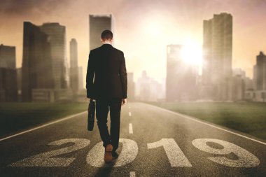 Arkadan Görünüş erkek girişimci numaraları 2019 ile yolda yürürken bir çanta