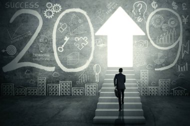 Yukarı ok ile sayı 2019 ve karalamalar duvardaki erkek Yöneticisi parlak bir kapıya doğru yürüyüş şeklinde