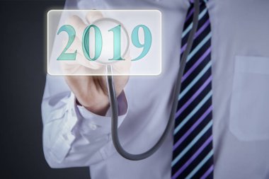 Bilinmeyen doktor el numarası 2019 sanal ekrandaki bir stetoskop kullanarak dokunmadan yakın çekim