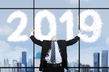 Numaraları 2019 gökyüzünde bulutlar dururken elleri kaldırma genç işadamı resmini şeklinde