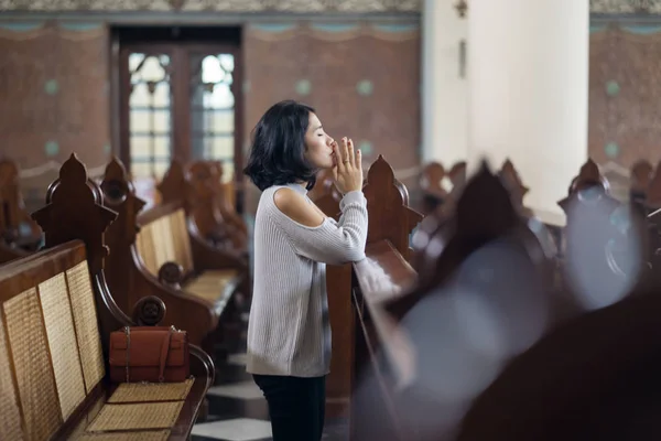 Zijaanzicht Van Een Mooie Vrouw Kerk Zit Terwijl Bidden Tot — Stockfoto