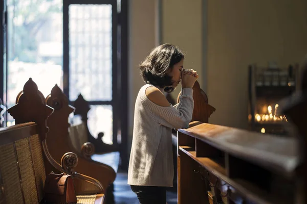 Bild Einer Schönen Frau Die Mit Gefalteten Händen Der Kirche — Stockfoto