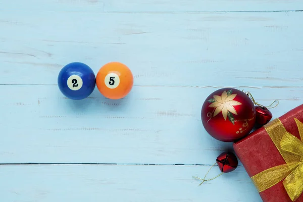 Ovanifrån Två Biljardbollar Formade Nummer Med Jul Bollen Prydnad Och — Stockfoto