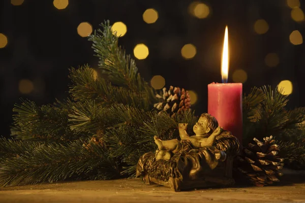 Weihnachtskerze Mit Einer Statuette Aus Jesuskind Tannenzapfen Und Tannenzweigen Aufnahme — Stockfoto