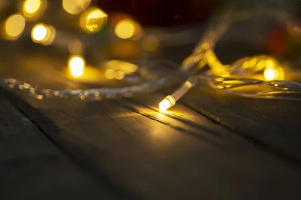 Primer Plano Las Luces Navidad Que Brillan Mesa Madera —  Fotos de Stock