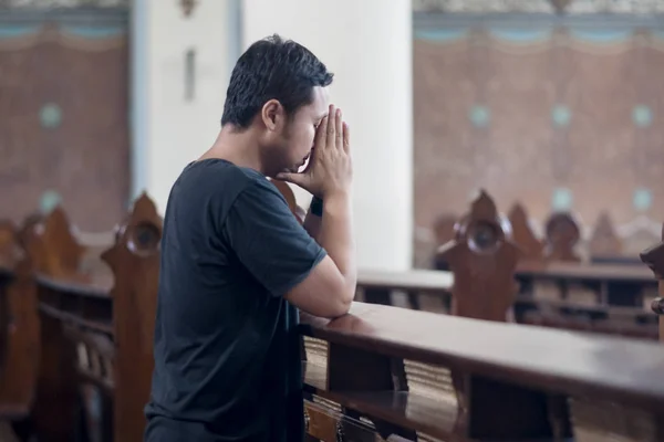 Immagine Uomo Devoto Che Prega Dio Stando Piedi Nella Chiesa — Foto Stock