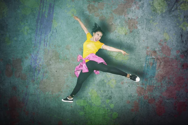 Photo Jeune Danseuse Sautant Haut Dansant Studio Avec Fond Béton — Photo