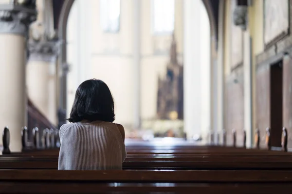 Задний Вид Благочестивой Женщины Сидящей Церкви Молящейся Богу — стоковое фото