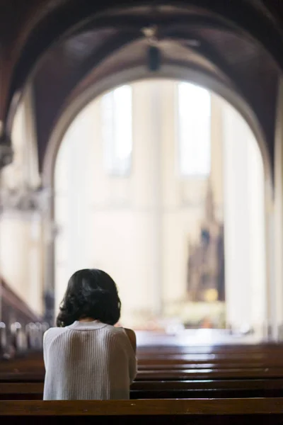 Veduta Posteriore Una Giovane Donna Seduta Chiesa Mentre Prega Dio — Foto Stock