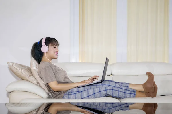 Seitenansicht Einer Jungen Frau Die Einen Laptop Benutzt Während Sie — Stockfoto