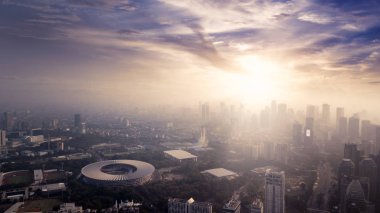 Jakarta - Endonezya. 12 Ekim 2018: Senayan Stadyumu güneş doğarken karmaşık ile Jakarta şehrinin güzel havadan görünümü