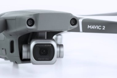 Jakarta, Endonezya - 12 Ekim 2018: Portre görünümünde Hasselblad fotoğraf makinesinin beyaz arka plan üzerinde izole Studio ile DJI indeks işlem Mavic 2 Pro dron