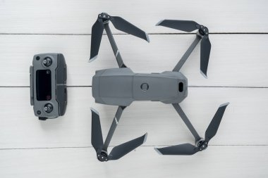 Jakarta, Endonezya - 12 Ekim 2018: Ahşap arka plan üzerinde uzaktan kumanda ile DJI indeks işlem Mavic 2 Pro ve üstten görünüm