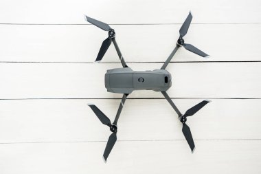 Jakarta, Endonezya - 12 Ekim 2018: Ahşap arka plan üzerinde ile DJI indeks işlem Mavic 2 Pro dronun üstten görünüm