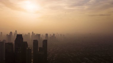 Jakarta - Endonezya. 11 Ekim 2018: Güzel şehir Jakarta gökdelenler alacakaranlıkta silueti ile