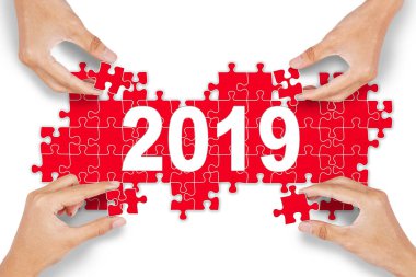 Beyaz arka plan üzerinde izole numarayla 2019, düzenleme dört genç insanların elinde bulmaca