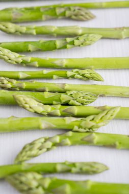 Taze yeşil ham lahanası kuşkonmaz ahşap masa üzerinde görüntü. Stüdyoda vurdu