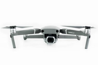 Jakarta, Endonezya - 12 Ekim 2018: Ön görünümü ile DJI indeks işlem Mavic 2 Pro dronun ile Hasselblad fotoğraf makinesi uçmaya hazır. Beyaz arka plan üzerinde izole