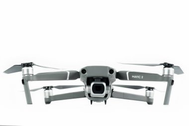 Jakarta, Endonezya - 12 Ekim 2018: Ön görünüm beyaz arka plan üzerinde izole stüdyoda Mavic 2 Pro dronun