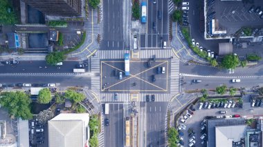 Jakarta - Endonezya. 10 Ekim 2018: Jakarta'da merkezi iş bölgesi yaya geçidi ile kavşak üstten görünüm