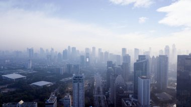 Jakarta - Endonezya. 12 Ekim 2018: Gökdelenler ve puslu sabah üst Jakarta şehrinin hava sahne