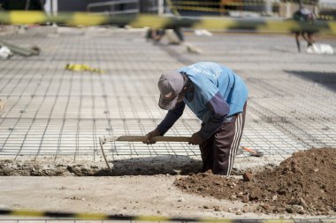 Jakarta, Endonezya - 12 Ekim 2018: bir temel inşaat site yapmak için zemin kazma işçi işçi