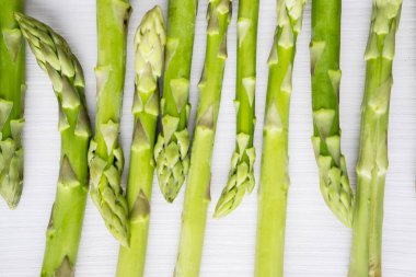 Ahşap masa üzerinde kuşkonmaz, taze çiğ lahanası makro çekim. Stüdyoda vurdu