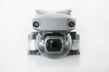 Jakarta, Endonezya - 12 Ekim 2018: Ön görünümü ile beyaz arka plan üzerinde katlanmış Hasselblad fotoğraf makinesi ile DJI indeks işlem Mavic 2 Pro dronun