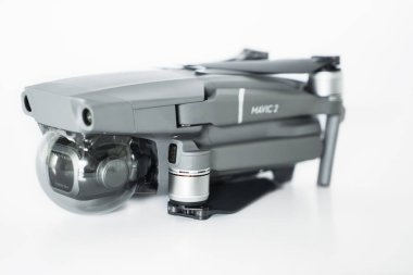 Jakarta, Endonezya - 12 Ekim 2018: Closeup görünümü ile DJI indeks işlem Mavic 2 Pro dronun beyaz arka plan üzerinde katlanmış