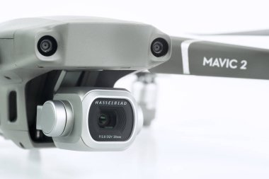 Jakarta, Endonezya - 12 Ekim 2018: İle DJI indeks işlem Mavic 2 Pro drone ile 1 inç Hasselblad fotoğraf makinesi beyaz arka plan üzerinde izole Studio