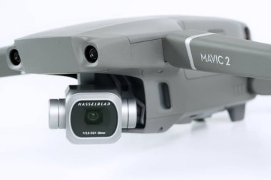 Jakarta, Endonezya - 12 Ekim 2018: Portre, ile DJI indeks işlem Mavic 2 Pro drone ile 1 inç Hasselblad fotoğraf makinesi beyaz arka plan üzerinde izole Studio
