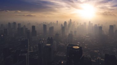Jakarta - Endonezya. 12 Ekim 2018: Günbatımı zamanı Jakarta City gökdelen silueti