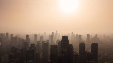 Jakarta - Endonezya. 12 Ekim 2018: Jakarta siluet cityscape alacakaranlıkta zaman kirli hava ile