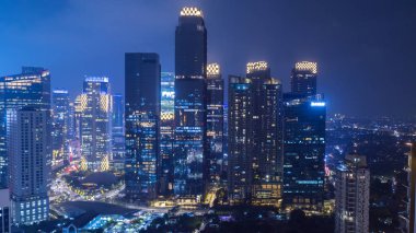 Jakarta - Endonezya. 12 Ekim 2018: Gece zaman merkezi Jakarta parlayan ışık gökdelenlerin havadan görünümü