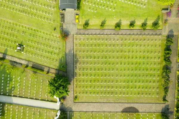 美丽的荷兰战争墓地与行十字架在印度尼西亚雅加达 Ereveld 铭登区广州的顶部视图 — 图库照片