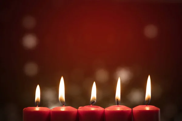 Primer Plano Velas Encendidas Navidad Con Fondo Rojo Borroso — Foto de Stock