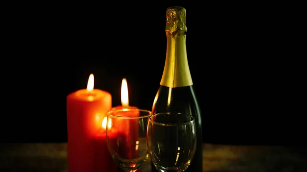 Primo Piano Delle Candele Natalizie Con Due Bicchieri Bottiglia Champagne — Foto Stock