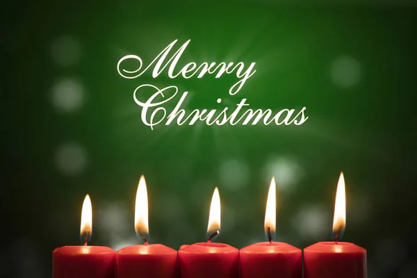 Nahaufnahme Von Fünf Hellen Kerzen Mit Frohem Weihnachtstext Auf Grünem — Stockfoto