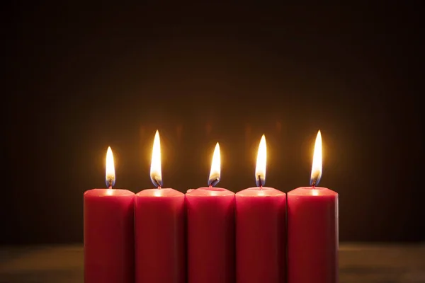 Primer Plano Cinco Velas Rojas Ardiendo Mesa Con Fondo Oscuro — Foto de Stock