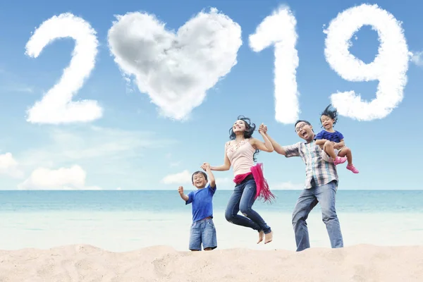 Feliz Família Desfrutando Férias Praia Com Números Forma Nuvens 2019 — Fotografia de Stock